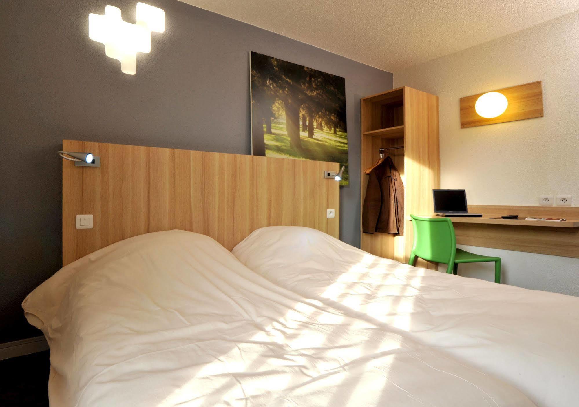 Enzo Hotels Trappes By Kyriad Direct Exteriör bild
