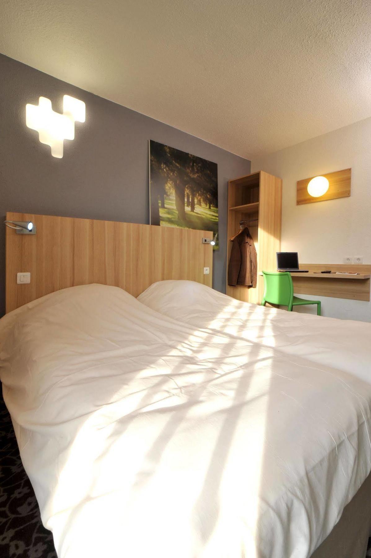 Enzo Hotels Trappes By Kyriad Direct Exteriör bild